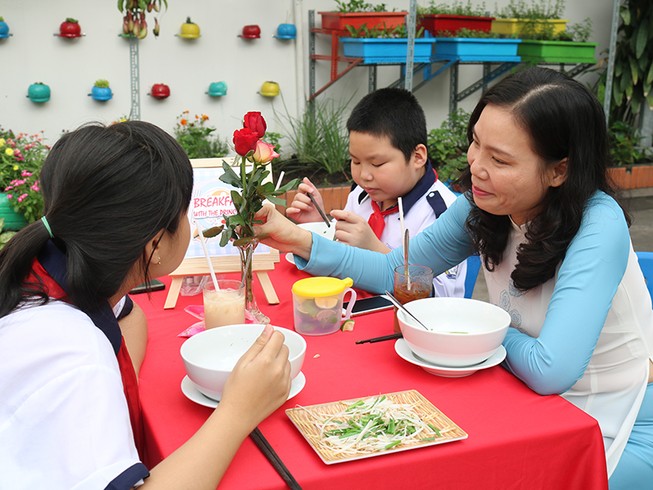 Ăn sáng cùng hiệu trưởng