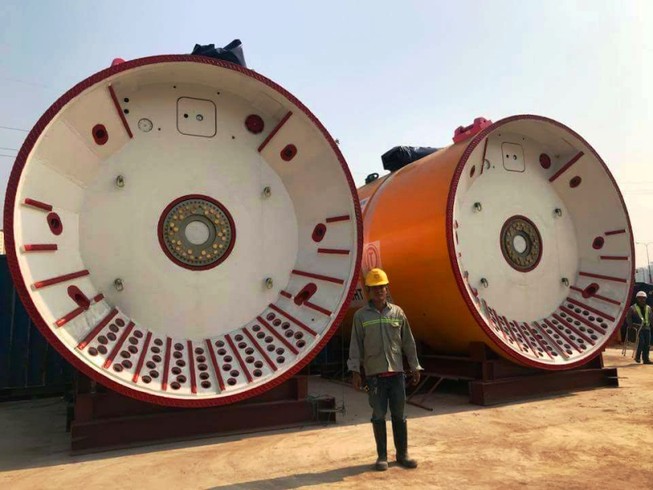 Kích ống khổng lồ để đưa nước thải qua sông Sài Gòn