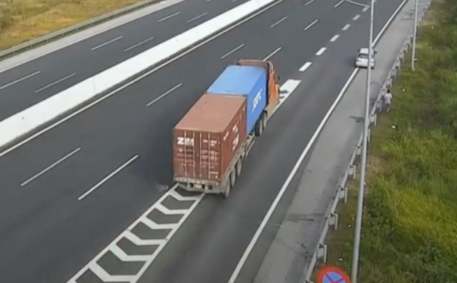 Thêm ô tô lùi trên cao tốc, tài xế container suýt thất thủ