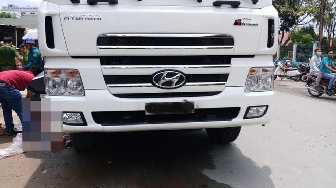 Bé 9 tuổi bị xe ben cán tử vong