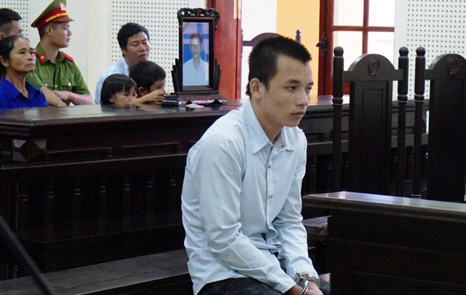 Hoãn xử vì cháu thẩm phán cưới người thân phía bị hại