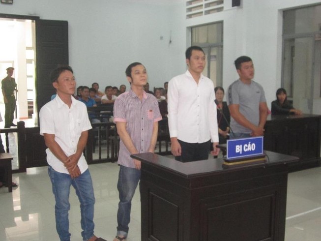 Người chết kẻ đi tù chỉ vì... đội mũ ngồi ăn