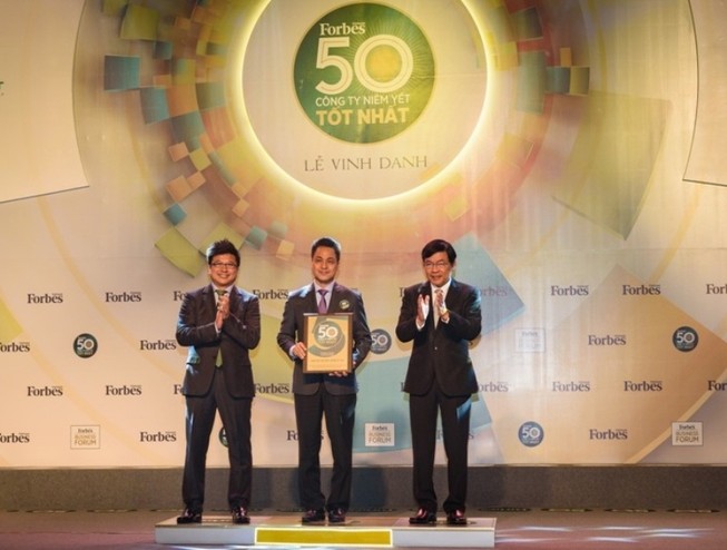Vietcombank lọt vào top 50 công ty niêm yết hàng đầu Việt Nam