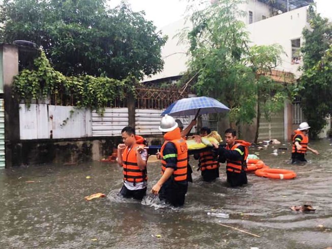 Cảnh sát kịp cứu bà bầu bị kẹt trong căn nhà ngập nước