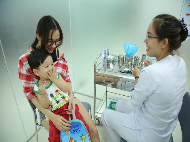 Khai trương 2 trung tâm tiêm chủng phục vụ 5.000 người/ngày