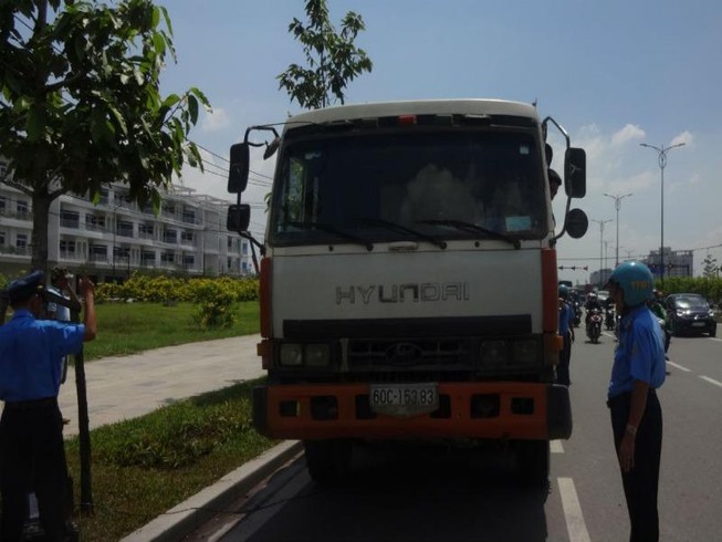 Siết chặt kiểm định xe đầu kéo, xe container, xe khách dịp Tết
