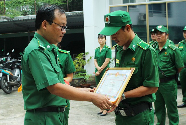 Tuyên dương 2 ‘áo xanh’ có hành vi đẹp ở khu trung tâm TP.HCM