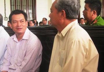 Đề nghị án nặng tội đưa, nhận hối lộ
