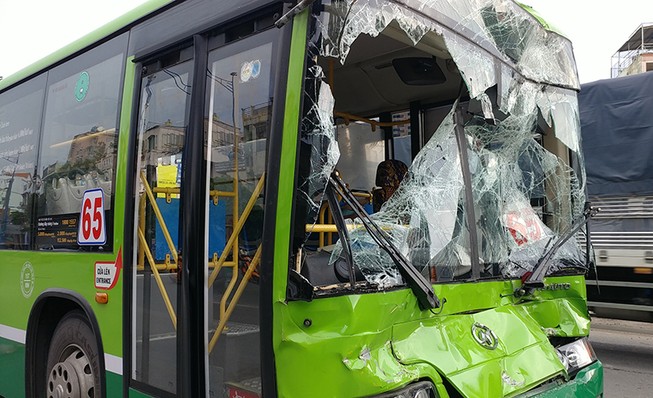 Tông ô tô liên hoàn ở An Sương, khách xe buýt hoảng loạn