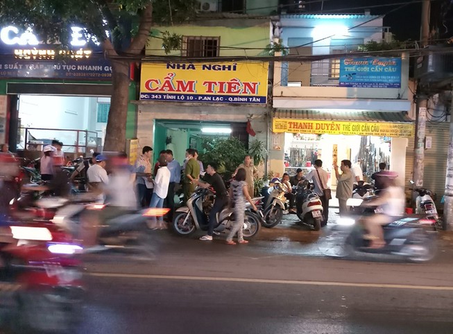 Giết cô gái bán dâm ở nhà nghỉ, cướp đi bộ trang sức giả