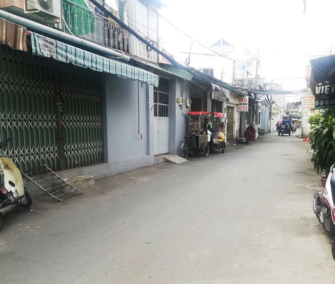 Xe chở vật liệu chạy lùi, cán bé gái 15 tháng tuổi tử vong