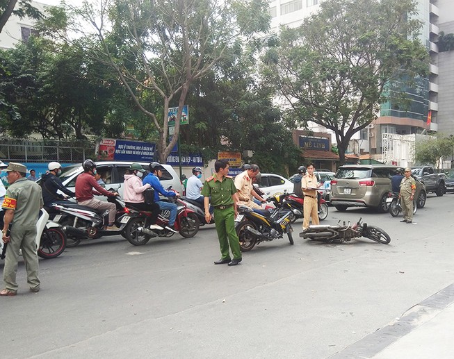 Hai xe tông nhau, cô gái trẻ gần đứt lìa bàn chân