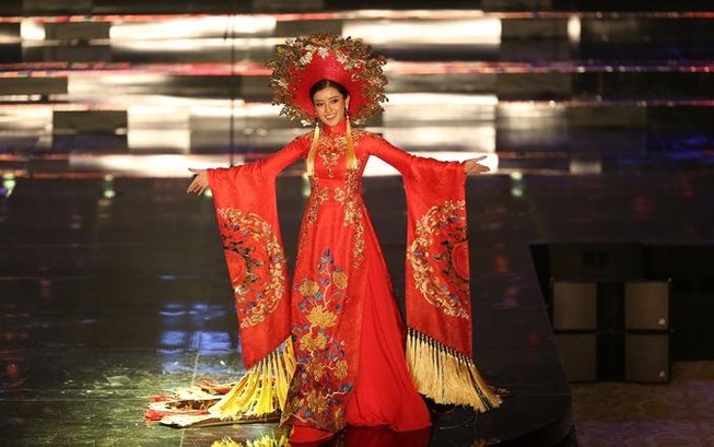 'Quốc phục' là cái chi chi, cứ xem Huyền My trình diễn