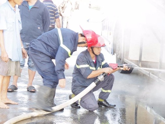 Xe cháy đùng đùng trên quốc lộ, 30 người thoát hiểm