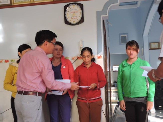 Trao tiền hỗ trợ cho ngư dân bị tấn công tại Hoàng Sa