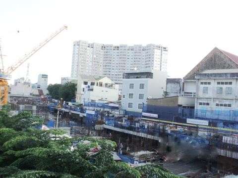 Bùng nổ cao ốc, hạ tầng hụt hơi