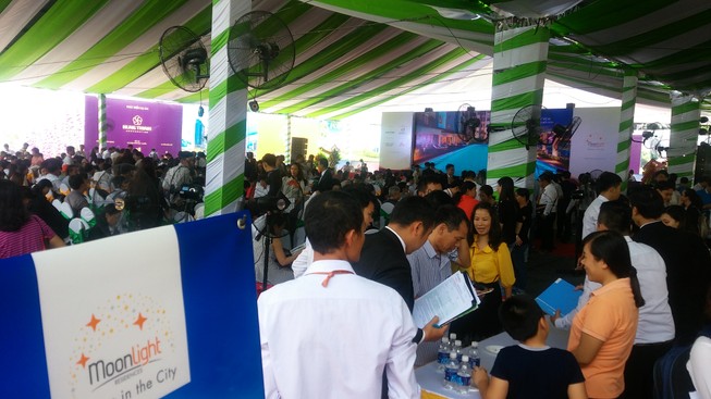 Chật kín người tham quan nhà mẫu Moonlight Residences