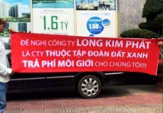 Sàn bất động sản mang băng rôn đi đòi nợ