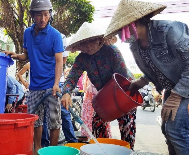 Huy động 10 sà lan chở nước cứu hạn cho Rạch Giá