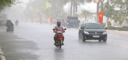 Mưa lớn ngập đường, giải cơn đại hạn mặn tại Hậu Giang