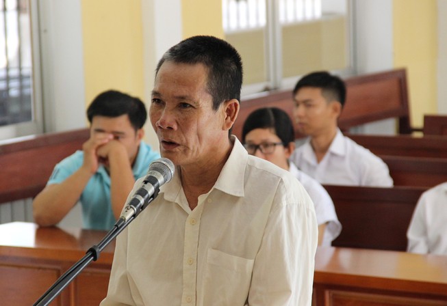 Chồng đâm chết vợ trước sân tòa, lãnh án 17 năm tù