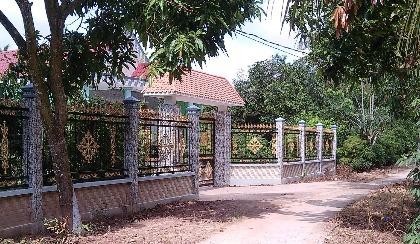 nhà ông TÌnh chỉ cái hàng rào cũng trị giá hàng chục triệu đồng