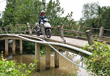 lan can cầu bị đập phá