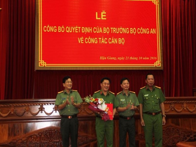 Các đồng chí trong Ban Giám đốc Công an tỉnh tặng hoa chúc mừng đồng chí Thượng tá Lâm Phước Nguyên (Người thứ 2 từ trái sang phải)- ảnh B.P
