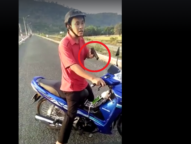 Phạt 7,5 triệu đồng phó phòng dọa dân bằng súng giả