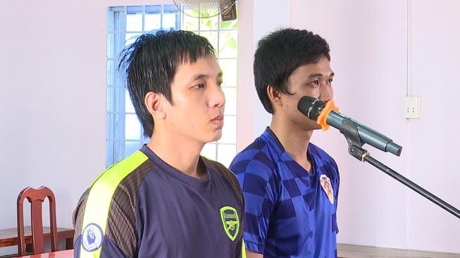 CSGT bị tấn công bằng hơi cay và dao