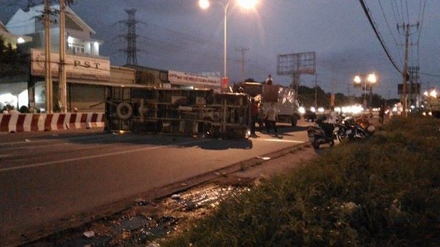 Xe tải va quẹt xe máy, lật ngang trên QL13