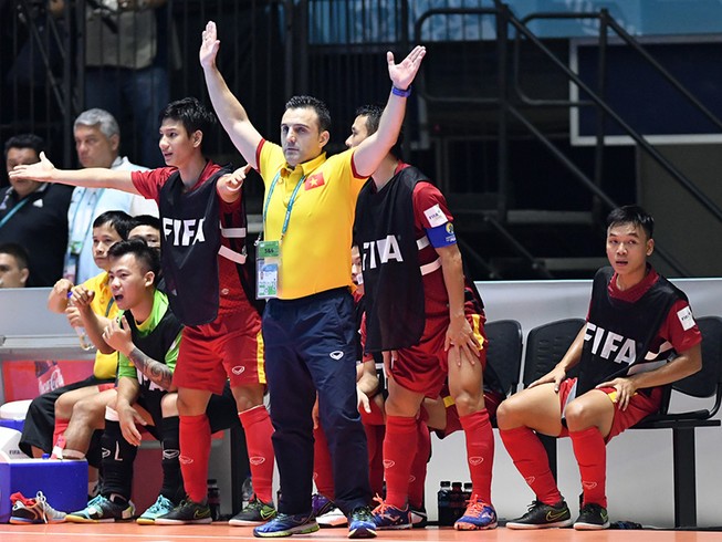 HLV Bruno gửi tâm thư 'hẹn gặp lại' Futsal Việt Nam