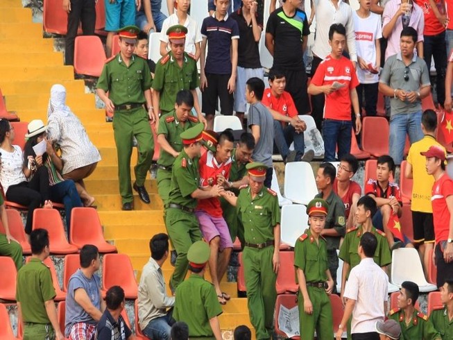 Xử phạt nặng hành vi phản cảm làm cho bóng đá xấu xí