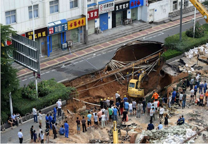 'Hố tử thần' rộng 600 m2 nuốt chửng người đi bộ
