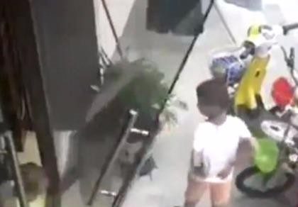 Video: Thót tim khi cửa kính rơi ập vào đầu bé trai