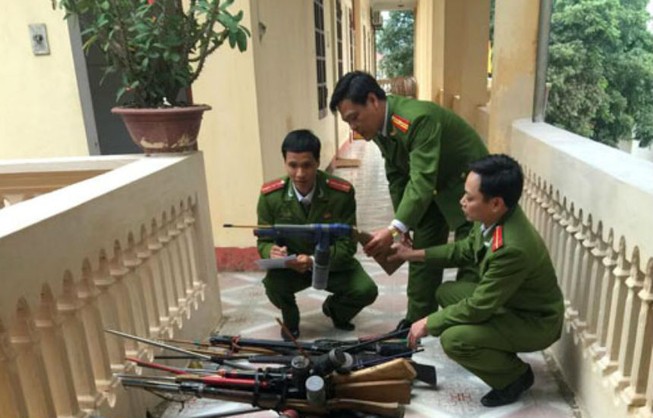 Vận động người dân giao nộp 75 khẩu súng tự chế