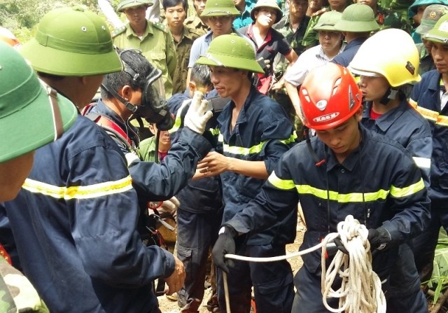 Đưa phu vàng cuối cùng kẹt dưới hầm sâu lên mặt đất