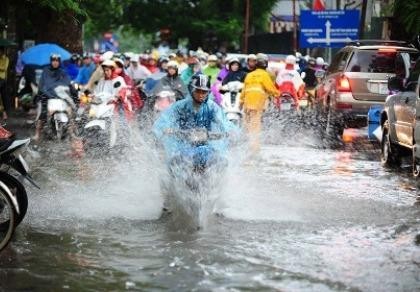 Bầu trời tối sầm và mưa như trút, phố Hà Nội lại thành sông