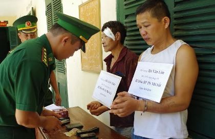 Bắt 2 người buôn heroin, dùng súng điện tấn công bộ đội
