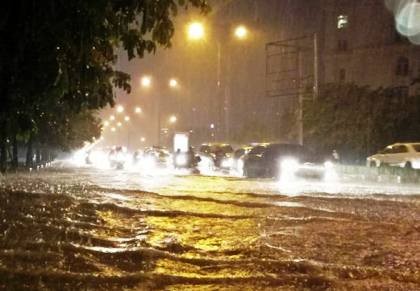 Trung tâm Hà Nội ngập trong biển nước sau cơn mưa kéo dài