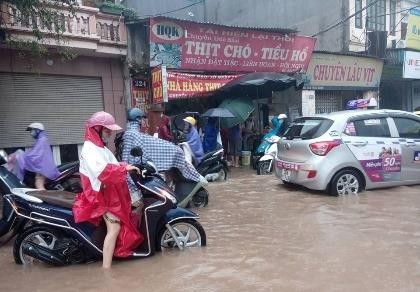 Hà Nội nhiều phố biến thành 'sông' sau cơn mưa kéo dài