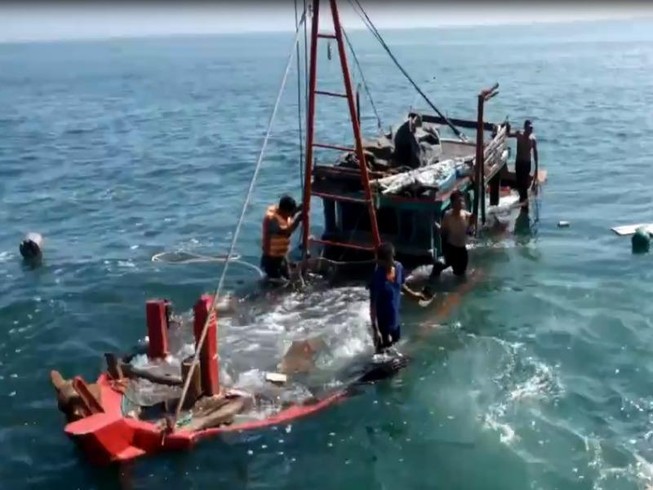Trục vớt tàu ngư dân bị đâm chìm để điều tra