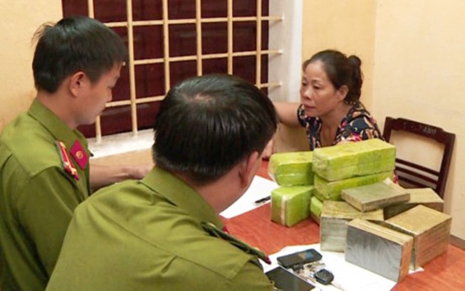 Bắt 'nữ quái' vận chuyển 15 bánh heroin trên xe khách