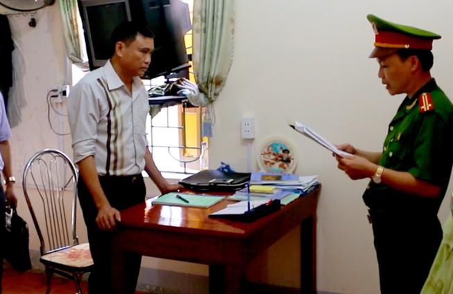 Khởi tố hạt phó và cán bộ kiểm lâm vòi tiền dân