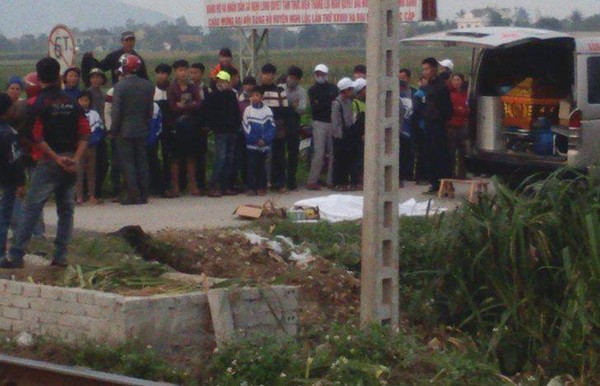Chạy xe máy qua đường sắt, cụ ông bị tàu hỏa tông chết