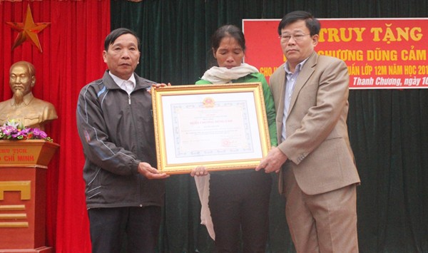 Xúc động mẹ nhận huân chương Dũng cảm thay con trai đã hy sinh