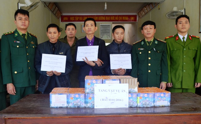 Lái xe hơi đi bán... pháo nổ Trung Quốc, bị bắt giữ