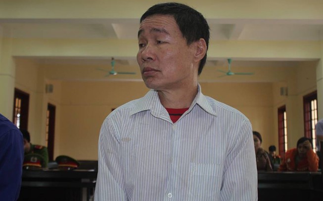Bé gái tám tuổi chống hiếp dâm bằng cách... đâm bút bi vào yêu râu xanh