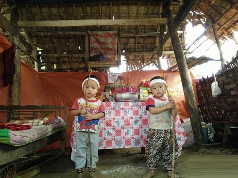 Xúc động bức ảnh hai bé ba tuổi tiễn mẹ về nơi chín suối