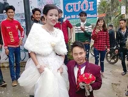 Xúc động đám cưới cổ tích cô dâu xinh đẹp với chú rể 'chú lùn'